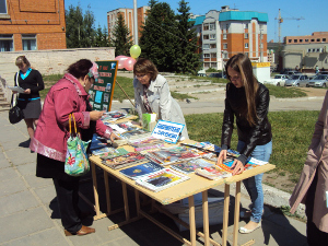 Каждому человеку – путь открыт в библиотеку! Уличная библиотечная PR-акция